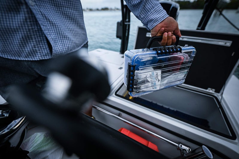 بلانو علبة مقاومة للماء من سلسلة Plano Guide Series 3700، زرقاء، كبيرة، صندوق جاف مقاوم للماء مع حزام معصم للقوارب، الكاياك، والتخييم، تخزين المعدات الخارجية، مقاس واحد - Image 4